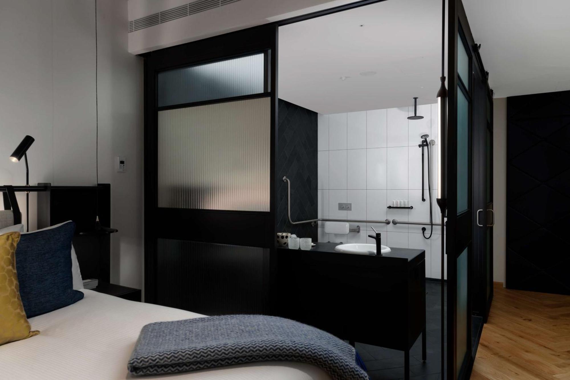 Qt Melbourne Hotel Екстериор снимка A bathroom at the Hotel