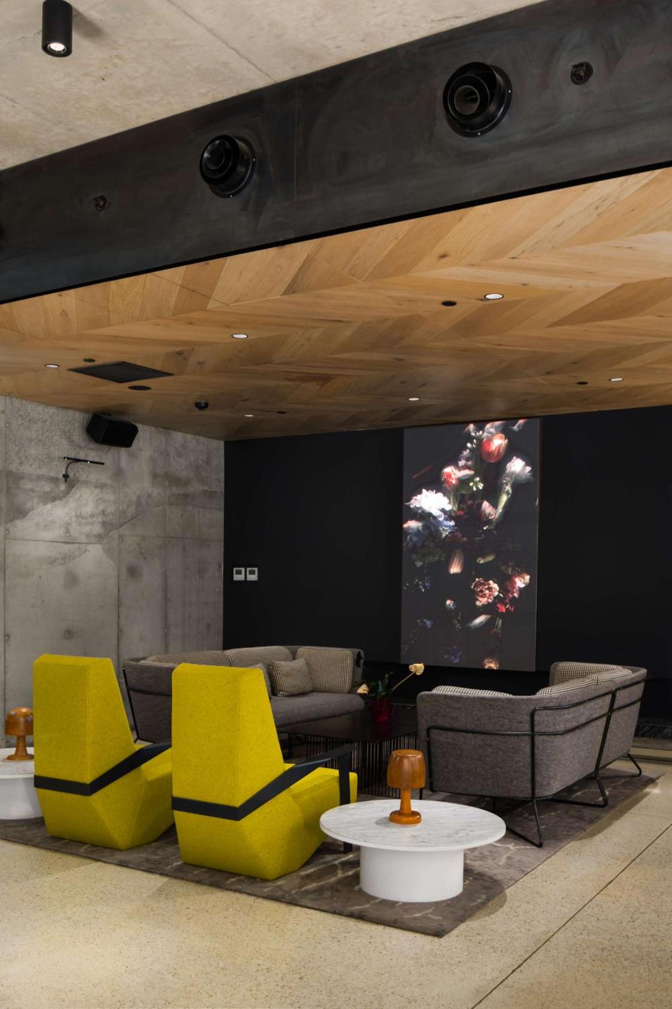 Qt Melbourne Hotel Екстериор снимка The interior of the 2014 edition of the 100 Design exhibition