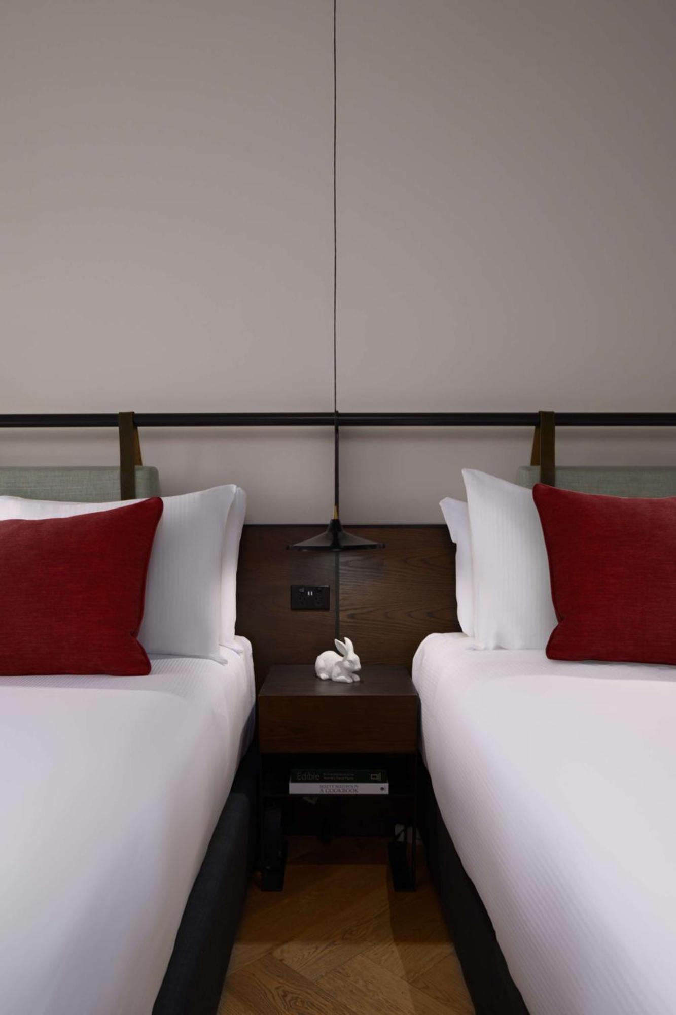 Qt Melbourne Hotel Екстериор снимка A bed with a nightstand