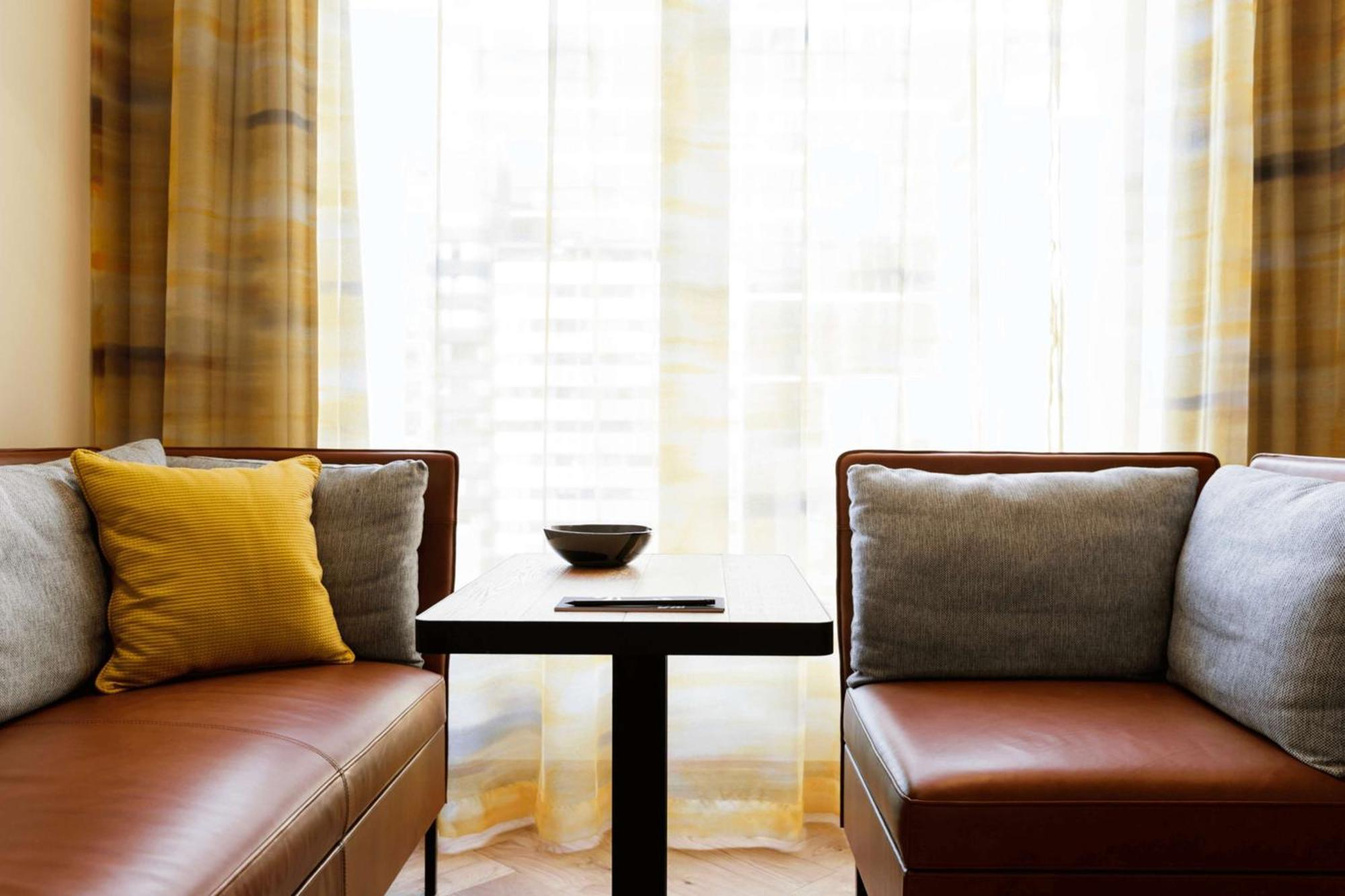 Qt Melbourne Hotel Екстериор снимка A table and two chairs
