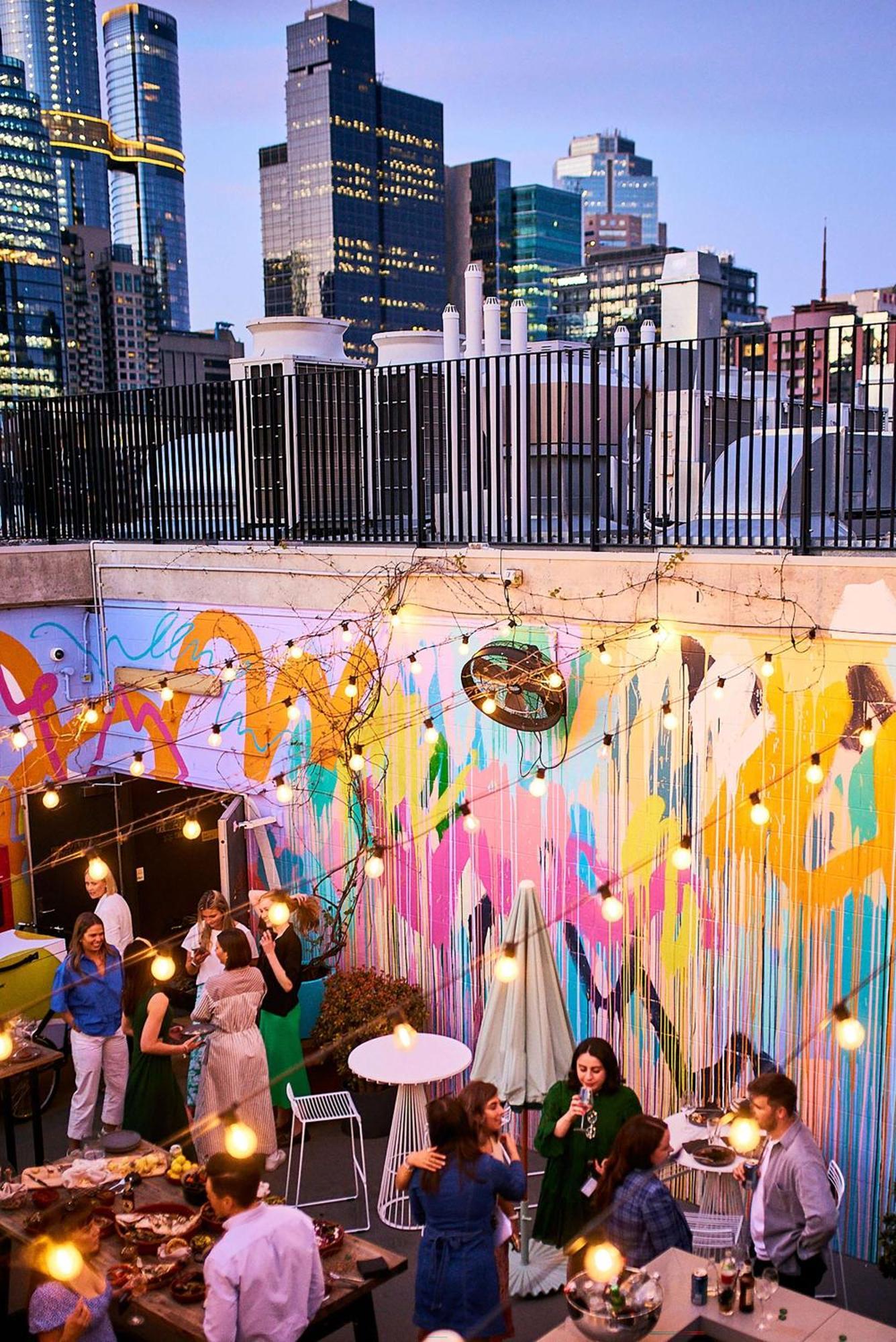 Qt Melbourne Hotel Екстериор снимка The courtyard at the 2018 edition of the festival