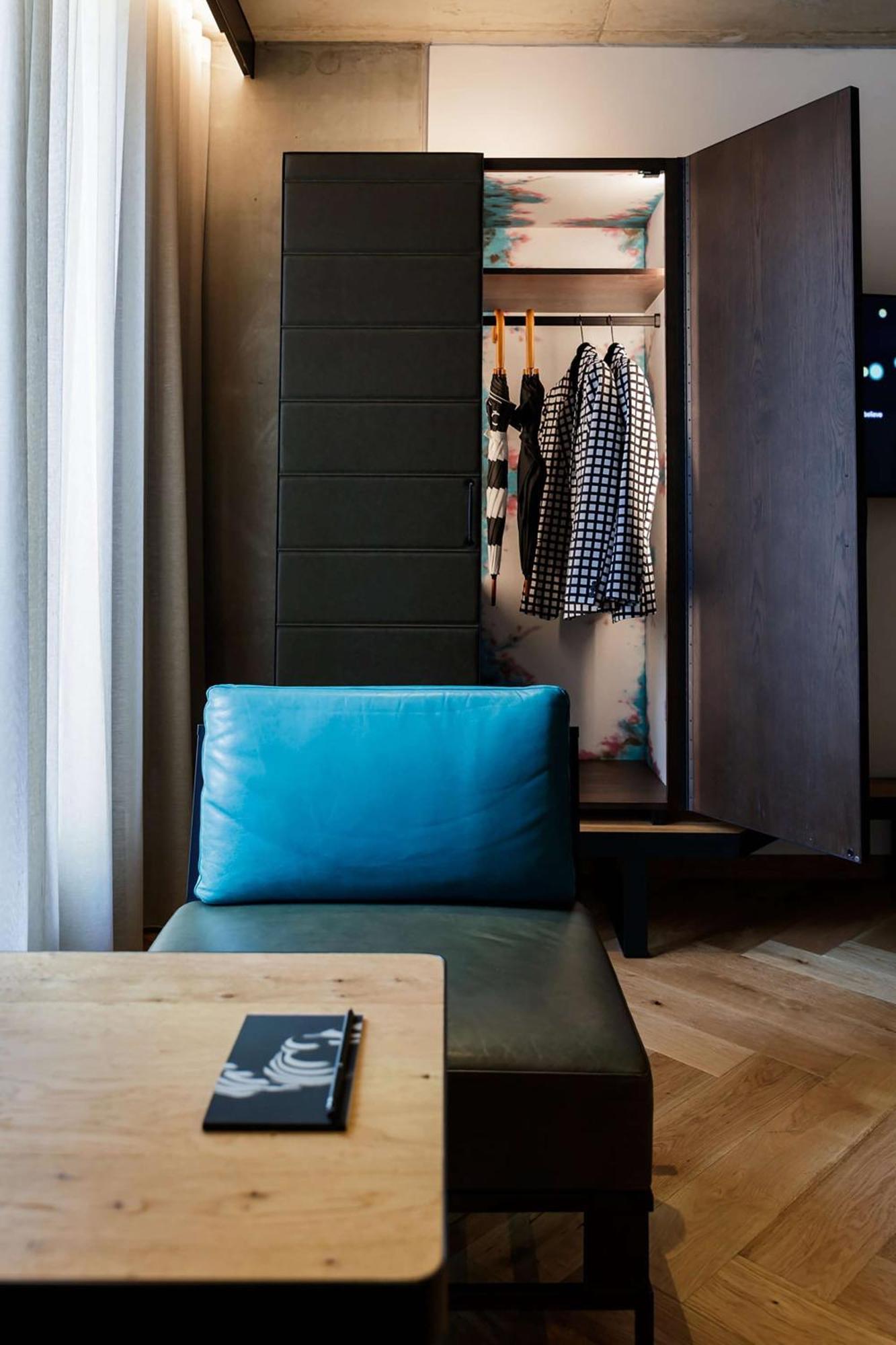 Qt Melbourne Hotel Екстериор снимка A blue cushion