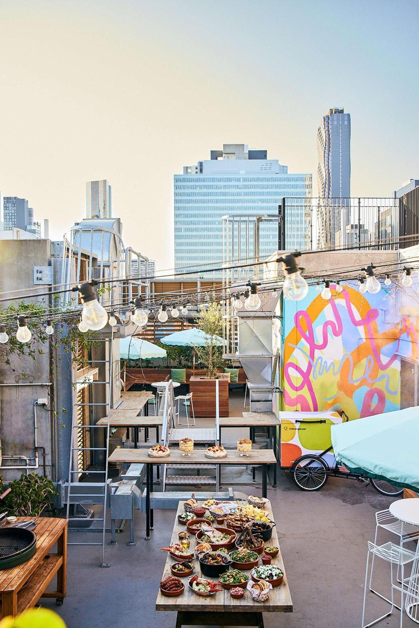 Qt Melbourne Hotel Екстериор снимка The rooftop bar at the Standard East Village