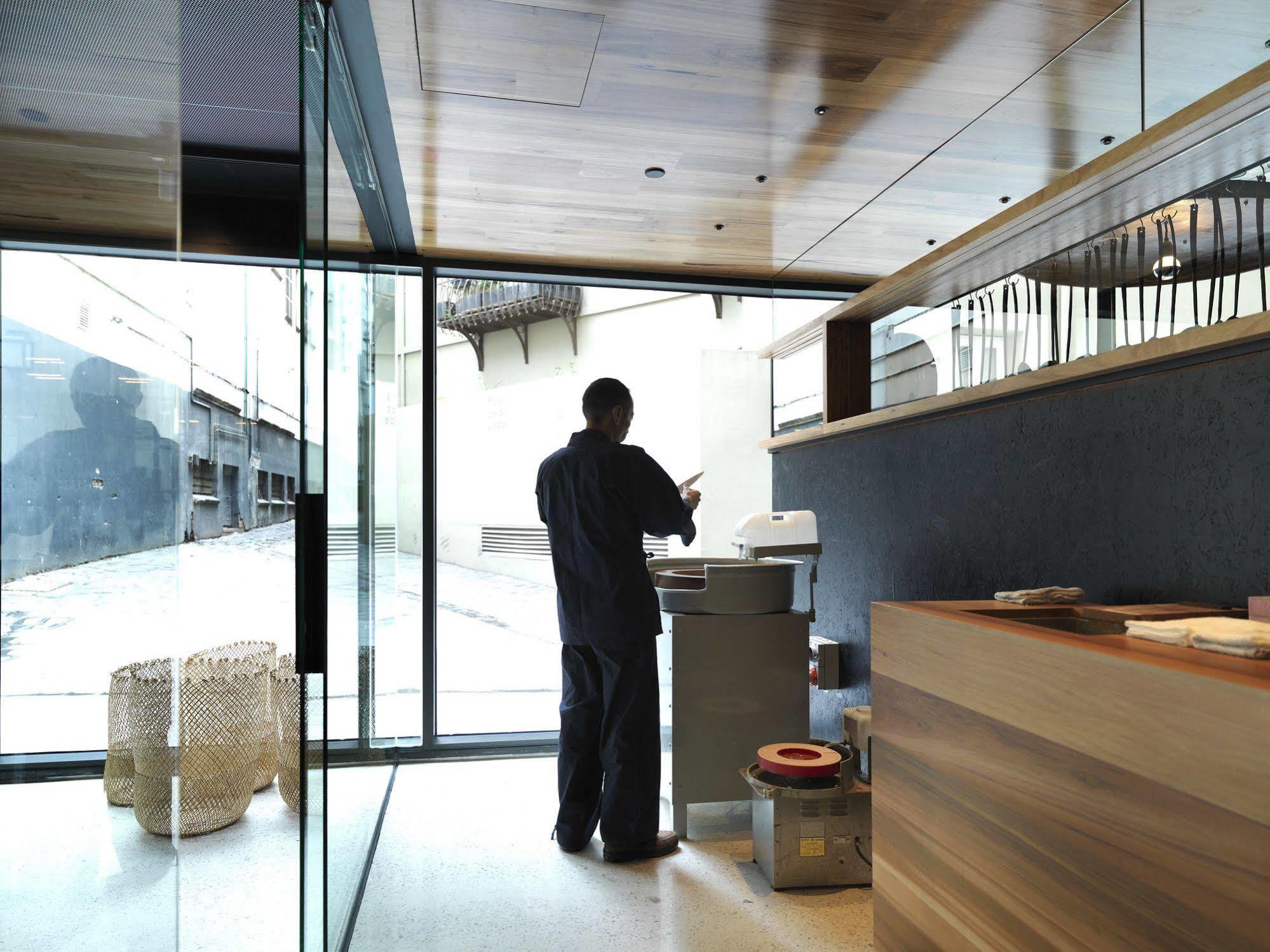 Qt Melbourne Hotel Екстериор снимка A barista at work